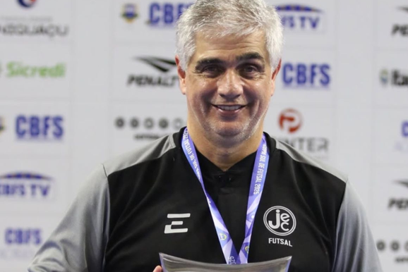 T&eacute;cnico Paulinho Gambier &eacute; internado no hospital Cemil ap&oacute;s constata&ccedil;&atilde;o de trombose