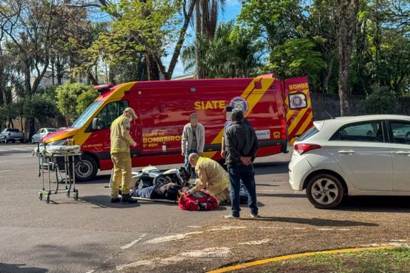 Adolescente fica ferida ap&oacute;s colis&atilde;o entre carro e moto el&eacute;trica em Umuarama