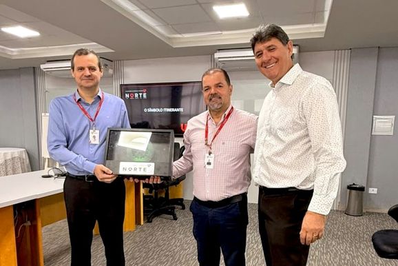 Ato simb&oacute;lico celebra resultados alcan&ccedil;ados pela unidade de Educa&ccedil;&atilde;o a Dist&acirc;ncia da Unipar