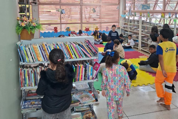Cerca de 60 crian&ccedil;as da Guarda Mirim participam de visita &agrave; Biblioteca Municipal