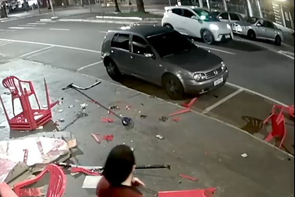 Motorista &eacute; presa por embriaguez ap&oacute;s invadir cal&ccedil;ada e atingir homem em Umuarama; V&Iacute;DEO