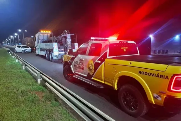 Motorista fica ferida em colis&atilde;o entre carro e caminh&atilde;o na PR-323, em Umuarama