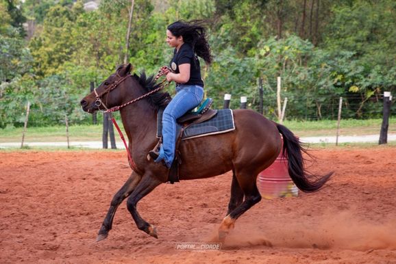 Pais d&atilde;o asas ao galope do sonho e adolescente projeta brilhar na Prova de Tr&ecirc;s Tambores