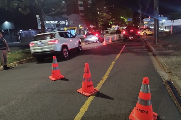 PM realiza Opera&ccedil;&atilde;o Lei Seca com blitz educativa na avenida Paran&aacute;, em Umuarama