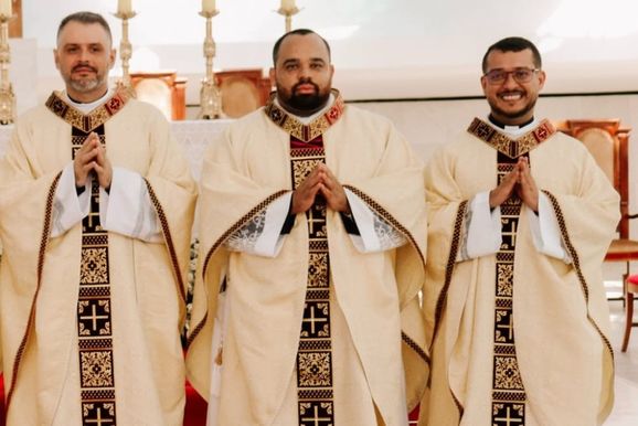Sacerdotes ligados ao neocatecumenato da regi&atilde;o de Umuarama s&atilde;o odernados em Bras&iacute;lia