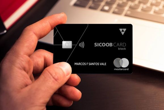  Sicoob amplia benef&iacute;cios dos cart&otilde;es e passa a oferecer at&eacute; quatro pontos por d&oacute;lar