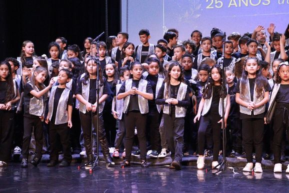 Com apresenta&ccedil;&atilde;o exclusiva, escola municipal Tempo Integral celebra 25 anos em Umuarama