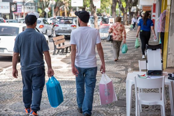 Confira como ser&aacute; o funcionamento do com&eacute;rcio de Umuarama no final de semana e no feriado