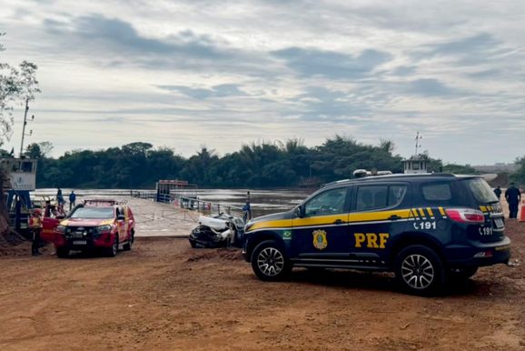 Homem morre ap&oacute;s carro passar direto por acesso de balsa e cair no Rio Piquiri na BR-272