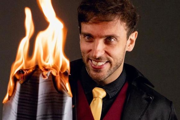 Humorista L&eacute;o Lins apresenta o espet&aacute;culo "Enterrado Vivo" no Centro Cultural de Umuarama