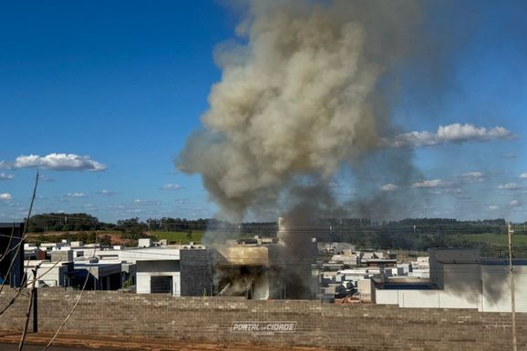 Inc&ecirc;ndio mobiliza equipes do Corpo de Bombeiros em condom&iacute;nio de Umuarama