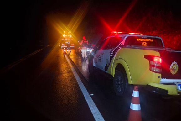 Motorista fica ferido ap&oacute;s carro aquaplanar e bater em barranco na PR-323, em Perobal
