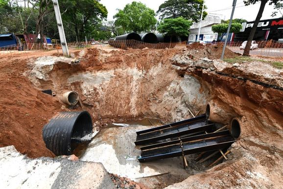 Obra de drenagem interdita cruzamento central de Umuarama a partir desta ter&ccedil;a-feira