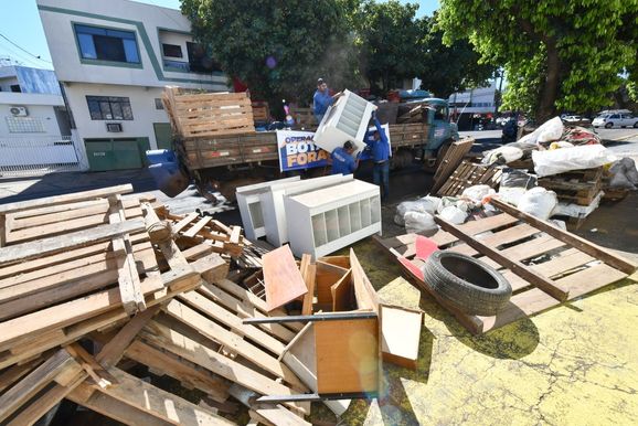 Opera&ccedil;&atilde;o 'Bota-Fora' recolhe quase 70 toneladas de res&iacute;duos no primeiro dia em Umuarama