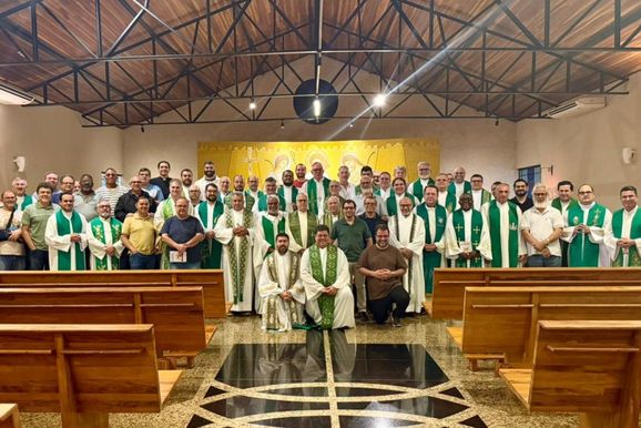 Retiro can&ocirc;nico reuniu 70 presb&iacute;teros da Arquidiocese de Londrina em Umuarama