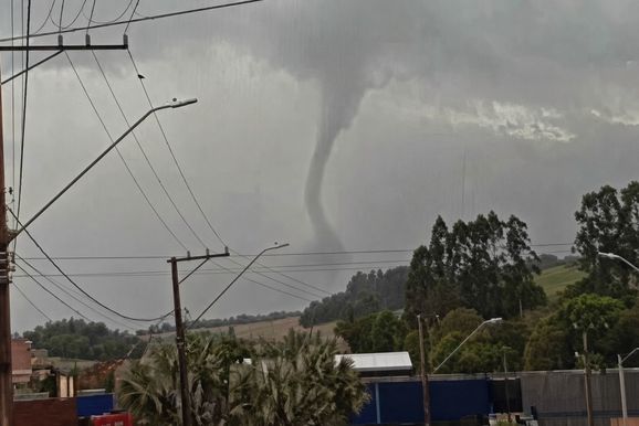 Tornado &eacute; confirmado em Goioer&ecirc; em meio a sequ&ecirc;ncia de temporais no Estado