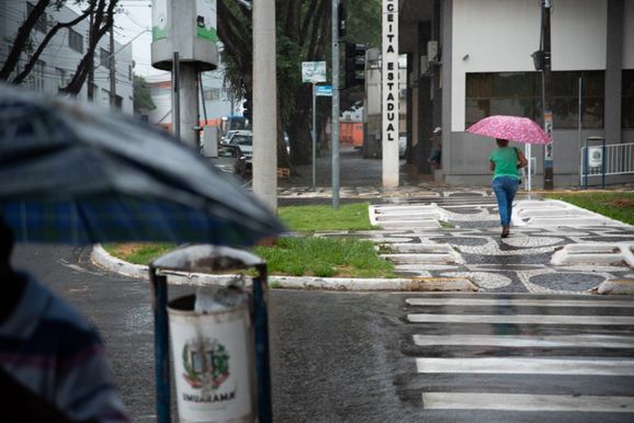 Umuarama est&aacute; entre munic&iacute;pios em alerta vermelho para tempestade nesta quinta-feira