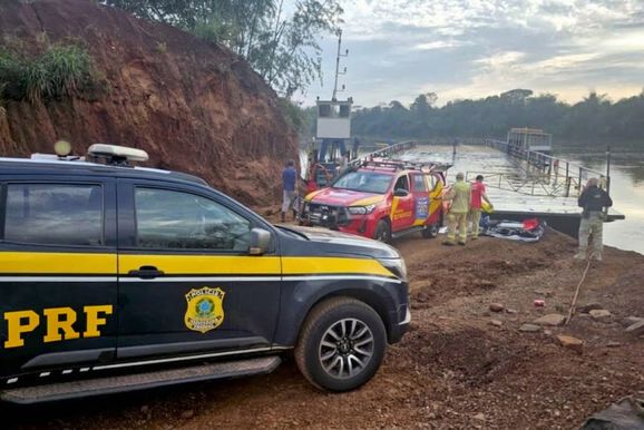 Ve&iacute;culo cai no Rio Piquiri no ponto de travessia entre Francisco Alves e Terra Roxa