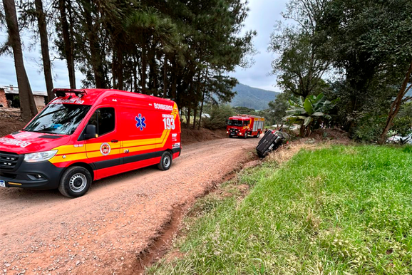 Acidente deixa tr&ecirc;s adolescentes feridos em estrada do interior de Irine&oacute;polis