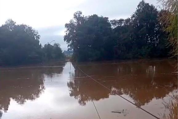 Balsa de Santa Cruz do Timb&oacute; tem travessia suspensa ap&oacute;s eleva&ccedil;&atilde;o do Rio Igua&ccedil;u