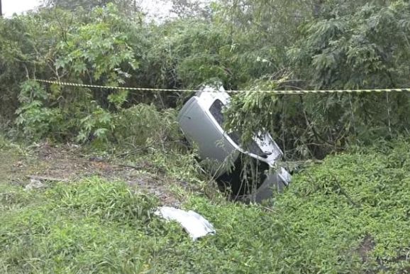 Capotamento mobiliza equipes de socorro na Avenida Bento Munhoz da Rocha Neto 