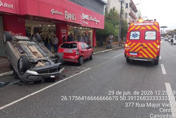 Colis&atilde;o entre tr&ecirc;s carros deixa um ferido no centro de Canoinhas