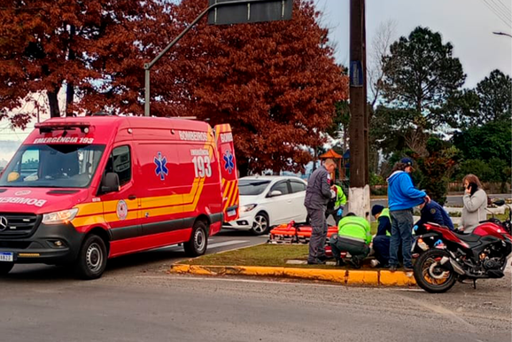 Motociclista fica ferida ap&oacute;s colis&atilde;o com caminhonete na "Rotat&oacute;ria da Reunidas"
