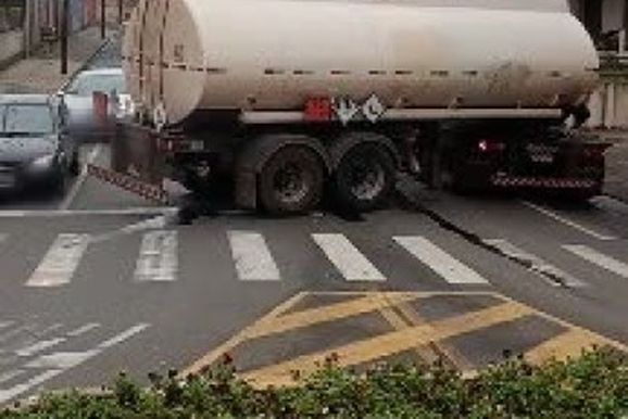 Caminh&atilde;o de combust&iacute;vel derrama &oacute;leo diesel e bloqueia avenida em Porto Uni&atilde;o