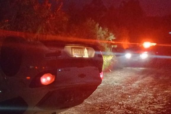 Carro capota em estrada rural de Canoinhas e deixa homem ferido