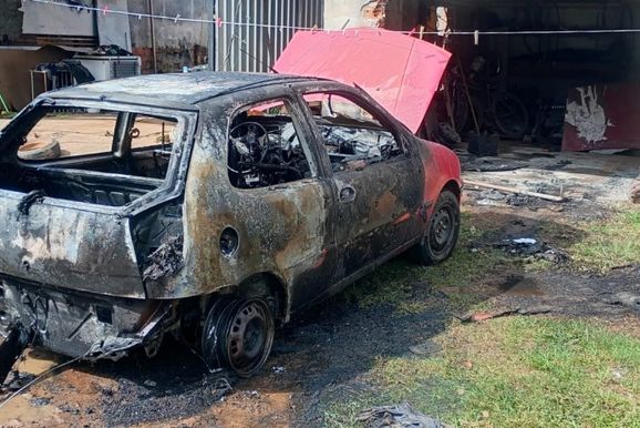 Carro pega fogo durante reparo em oficina nos fundos de resid&ecirc;ncia em Porto Uni&atilde;o