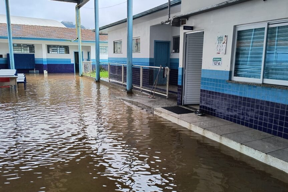 Chuva forte provoca transtornos e suspende aulas em escola de Porto Uni&atilde;o