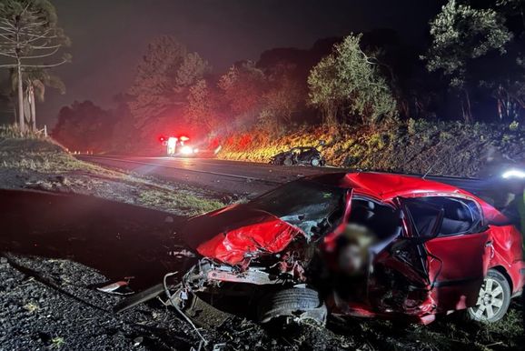 Colis&atilde;o frontal entre dois carros deixa um morto e outro em atendimento na BR-280