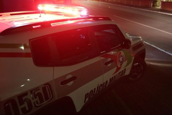 Duas mulheres s&atilde;o presas ap&oacute;s PM apreender drogas e materiais usados no tr&aacute;fico de drogas 