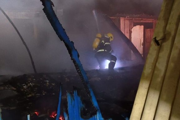 Inc&ecirc;ndio destr&oacute;i resid&ecirc;ncia de madeira durante a noite
