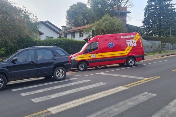 Motociclista fica ferida ap&oacute;s colis&atilde;o com carro no centro de Porto Uni&atilde;o