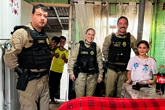 PMs surpreendem menina de 11 anos com bolo ap&oacute;s descobrirem que ela n&atilde;o teria festa