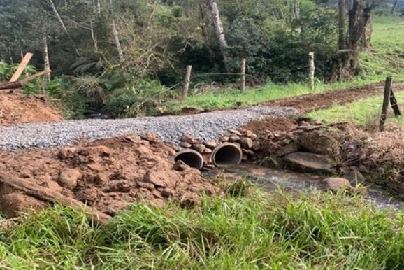 Ponte de madeira &eacute; substitu&iacute;da por estrutura com tubos de concreto na Linha Ca&ccedil;adorzinho