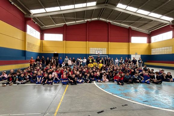 Bombeiros ensinam estudantes de Irine&oacute;polis a agir em situa&ccedil;&otilde;es de emerg&ecirc;ncia