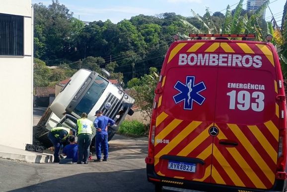 Caminh&atilde;o ca&ccedil;amba tomba ap&oacute;s cair em buraco na pista em Porto Uni&atilde;o