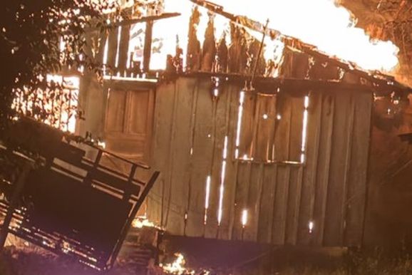 Casa de madeira &eacute; destru&iacute;da por inc&ecirc;ndio durante a noite em Uni&atilde;o da Vit&oacute;ria