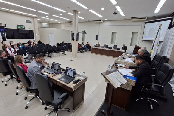 Enchentes e obras s&atilde;o tema de debates na primeira sess&atilde;o da C&acirc;mara na nova sede