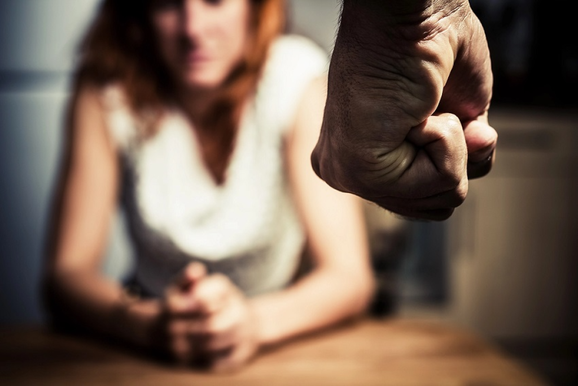 Ex-namorado teria tentado atropelar mulher antes de agredi-la em Porto Uni&atilde;o