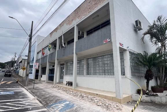 Fachada do pr&eacute;dio da Prefeitura de Porto Uni&atilde;o passa por reparos emergenciais