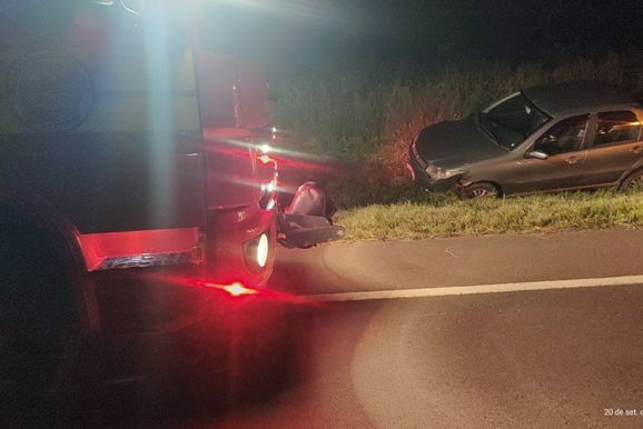 Fiat Siena sai da pista com tr&ecirc;s ocupantes em Irine&oacute;polis