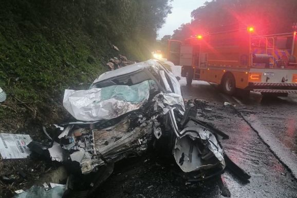 Grave acidente entre van e carro deixa quatro feridos na BR-153, em General Carneiro