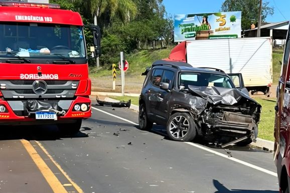 Mulher fica ferida ap&oacute;s colis&atilde;o entre carro e caminh&atilde;o na BR-280,  em Irine&oacute;polis 