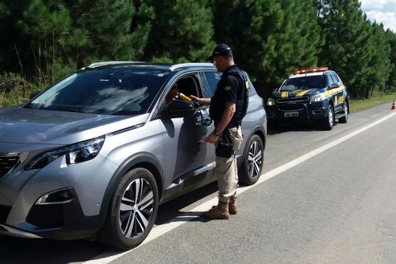 PRF flagra mais de 2,1 mil condutas perigosas nas rodovias de SC