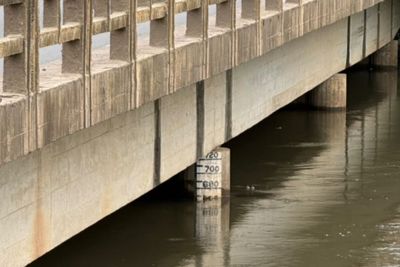 Rio Canoinhas sai da cota de alerta, mas 17 pessoas seguem abrigadas
