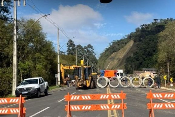Trecho entre a Ponte do Arco e a entrada do Jardim Muzzolon est&aacute; bloqueada nesta quinta