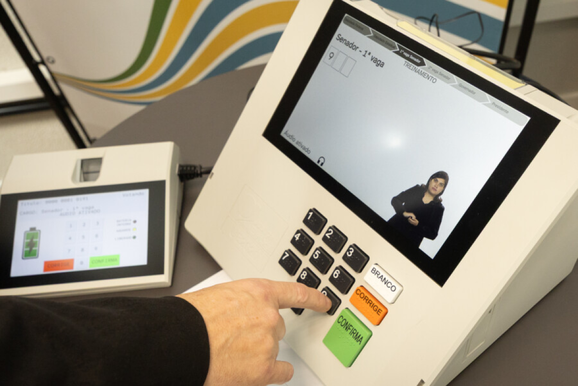 Urnas eletr&ocirc;nicas ampliam acessibilidade e refor&ccedil;am inclus&atilde;o nas Elei&ccedil;&otilde;es 2026